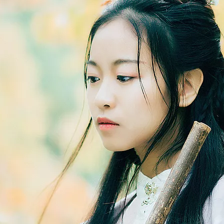 落葉飄粉衣女生頭像，唯美古風真人頭像