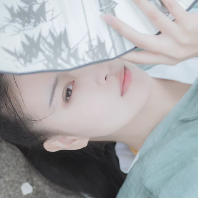 素衣俠客女生頭像，唯美古風(fēng)真人頭像