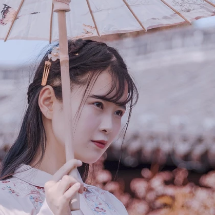 油紙傘下清新文藝女生頭像，唯美古風真人頭像