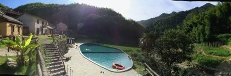 秘境民宿，倒影空寂山谷的一輪明鏡