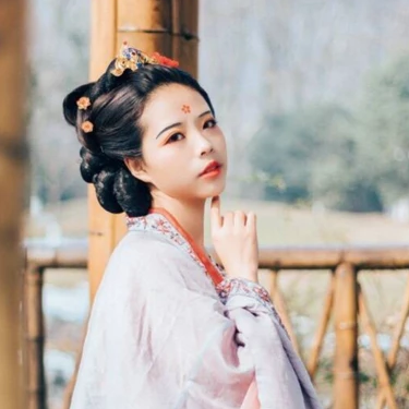 古典梅花妝女生頭像，唯美古風(fēng)真人頭像