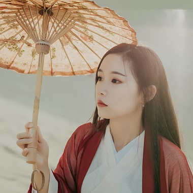沙漠紅衣帶傘女生頭像，唯美古風(fēng)真人頭像