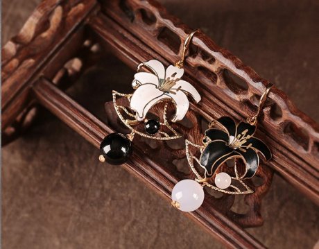 黑白百合花耳環(huán)，優(yōu)雅曼妙的首飾!