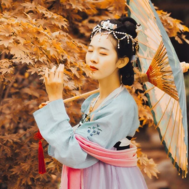 秋意唯美帶傘頭像，唯美古風(fēng)真人女子頭像