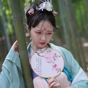 嬌艷帶團(tuán)扇女生頭像，唯美古風(fēng)真人頭像