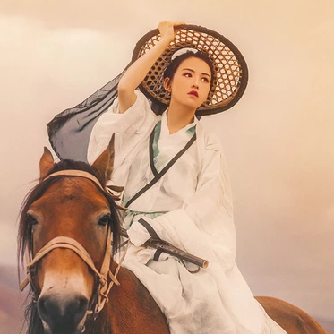 瀟灑騎馬女生頭像，唯美古風真人頭像