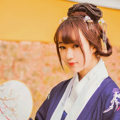 金黃銀杏帶團扇女生頭像，唯美古風真人頭像