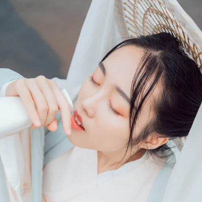 白衣俠客喝酒女生頭像，唯美古風(fēng)真人頭像