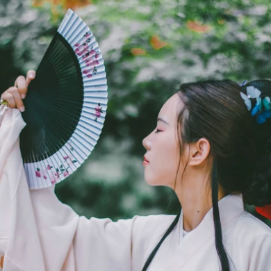 白衣帶折扇女生頭像，唯美古風(fēng)真人頭像