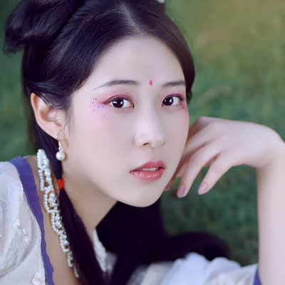 紅花綠葉帶團扇女生頭像，唯美古風真人頭像