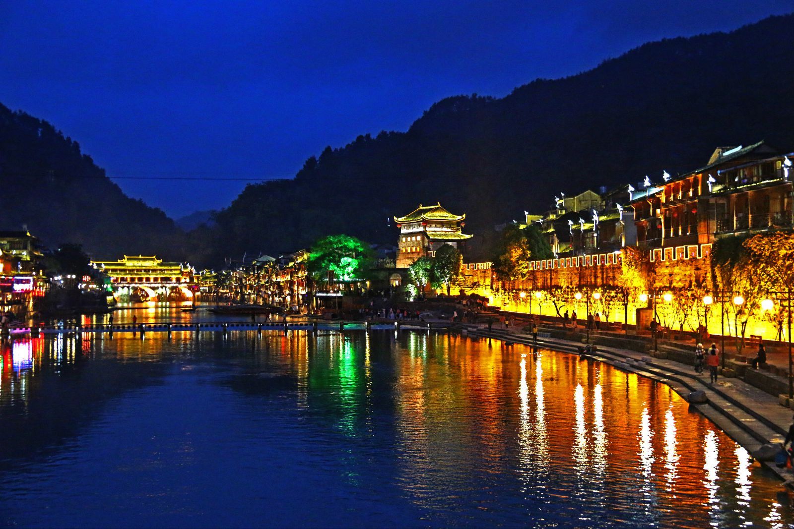 一座古香古色的古鎮(zhèn)，湖南鳳凰古城