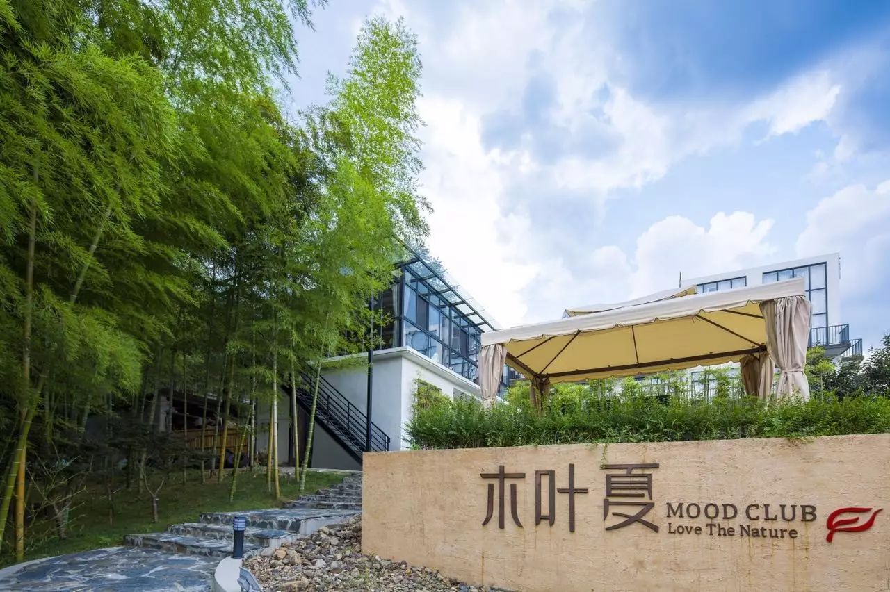 木葉夏民宿，云天收夏色木葉動(dòng)秋聲