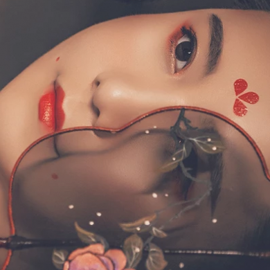 嬌艷帶團(tuán)扇紅衣女生頭像，唯美古風(fēng)真人頭像