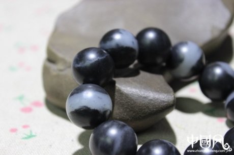 和田玉手串，顆顆黑白分明一線天