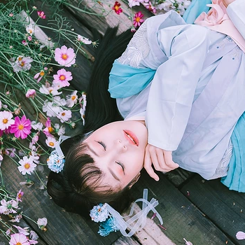 花叢中女生頭像，唯美古風(fēng)真人頭像