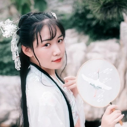 淡粉色帶團(tuán)扇女子頭像，唯美古風(fēng)真人頭像