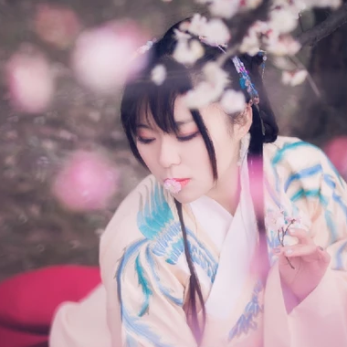 漫天桃花帶折扇女生頭像，唯美古風(fēng)真人頭像