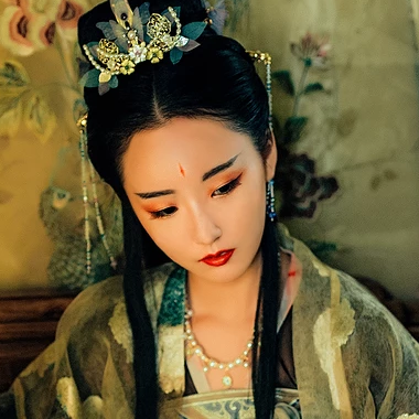 華麗妝容帶團扇女子頭像，唯美古風真人頭像