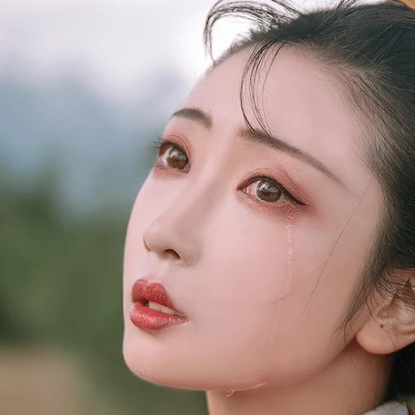 紅衣女子流淚頭像，唯美古風(fēng)真人頭像