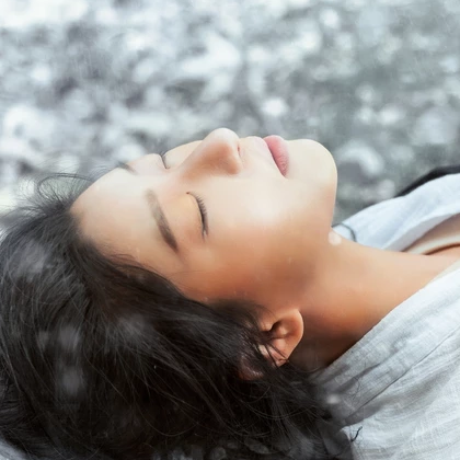 雪地霸氣喝酒女生頭像，唯美古風(fēng)真人頭像