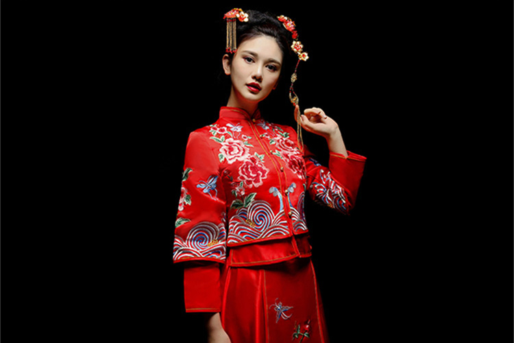 中式新娘禮服嫁衣，龍鳳褂富貴牡丹