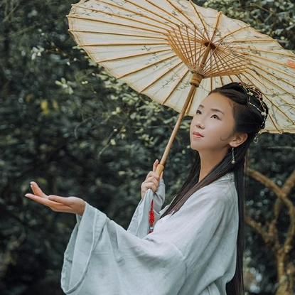 南溪山夢帶傘女生頭像，唯美古風(fēng)真人頭像