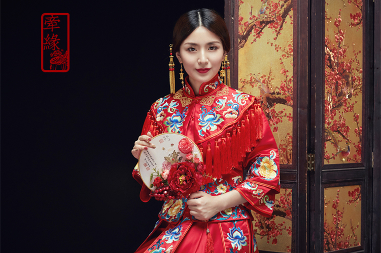 中式紅色長(zhǎng)袖新娘嫁衣，流蘇繡花牡丹禮服