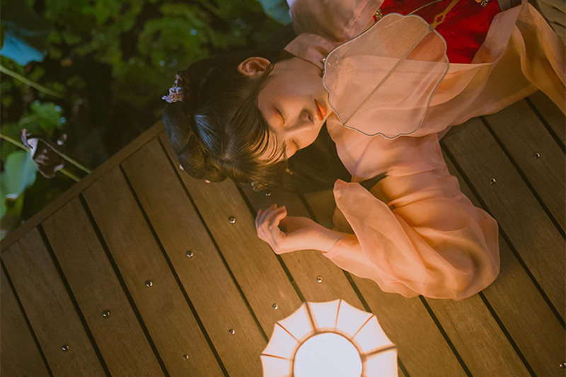 夜色杏粉小依獨醉酒古風(fēng)頭像，女生古風(fēng)頭像