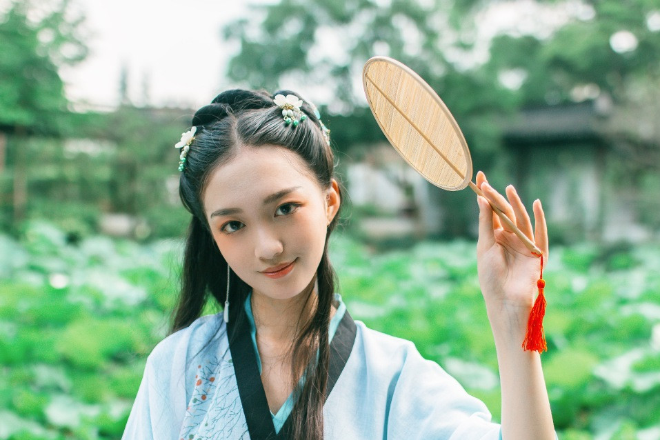 清荷滿塘綠衣小姑娘古風(fēng)頭像，愜意唯美女生頭