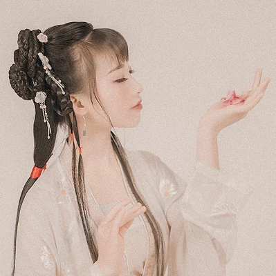 粉色落花拿書女生頭像，唯美古風(fēng)真人頭像