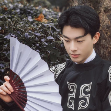 瀟灑帥氣男生帶折扇頭像，唯美古風(fēng)真人頭像