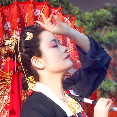 嬌艷紅色帶傘女生頭像，唯美古風(fēng)真人頭像