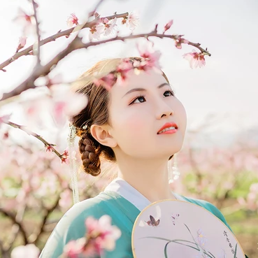 桃花樹下帶團扇女生頭像，唯美古風(fēng)真人頭像