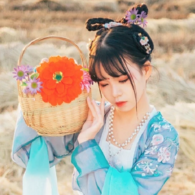 田園里提花籃女生頭像，唯美古風真人頭像