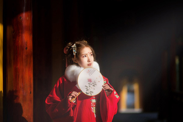 冬日暖陽伊人紅襖古風頭像，甜美可愛真人女生