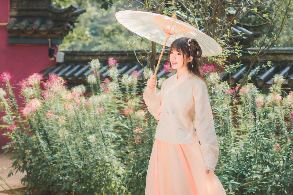 庭院花間漢服少女頭像，古風真人唯美qq頭像