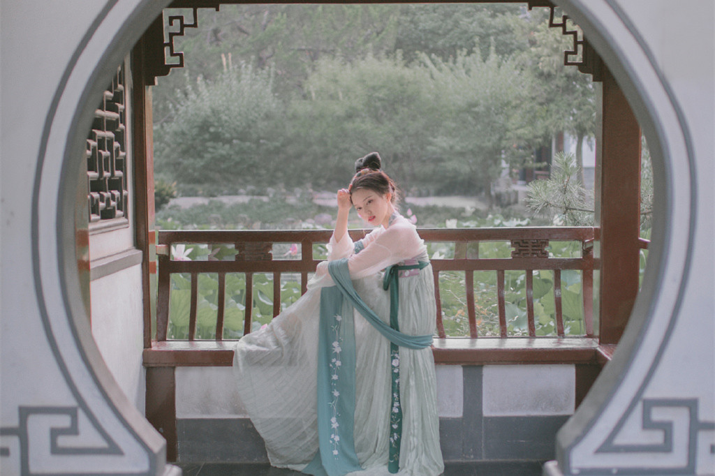 荷塘院內(nèi)美人醉古風(fēng)頭像，女生唯美意境頭像