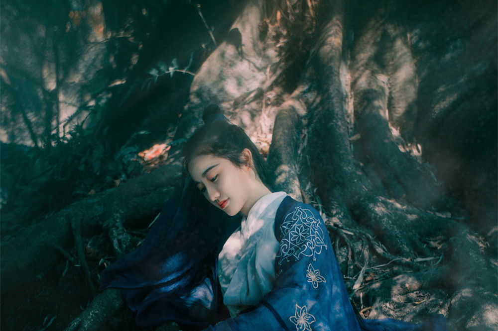 瀟灑肆意古風(fēng)飲酒女子頭像，好看的真人頭像