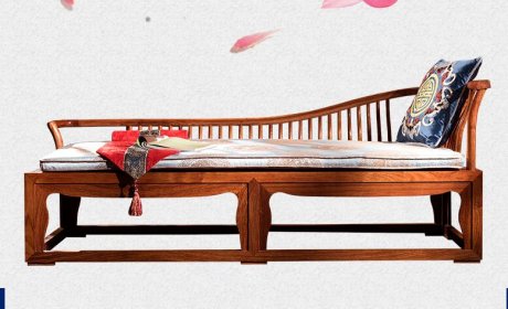 貴妃榻，榻上有一朵綻放的花