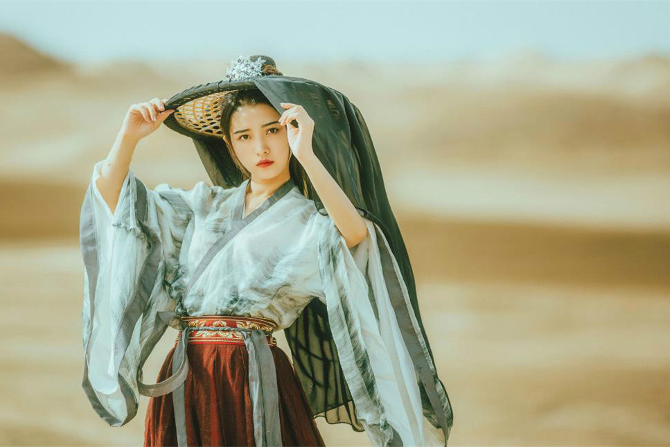 大漠孤煙古風女子真人頭像，唯美女生qq頭像