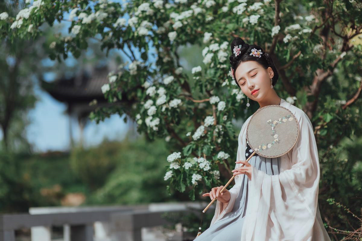 深深庭院美人古風頭像，漢服真人頭像qq頭像