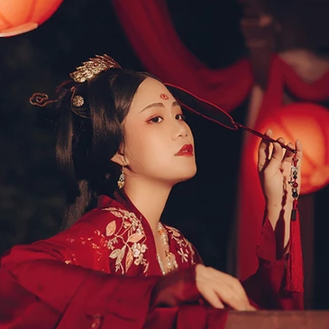 紅衣帶團(tuán)扇女生頭像，唯美古風(fēng)真人頭像