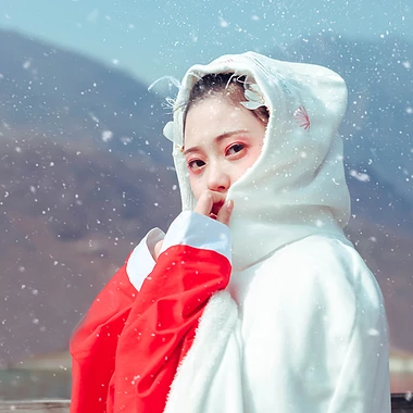 雪花飄落白披風(fēng)女生頭像，唯美古風(fēng)真人頭像