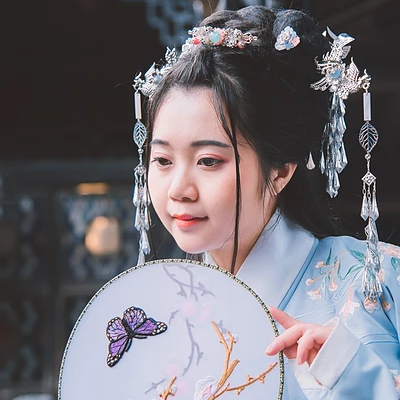 文藝藍衣帶團扇女生頭像，唯美古風(fēng)真人頭像