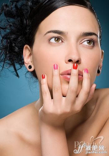 郭美美現(xiàn)身機(jī)場(chǎng)網(wǎng)友瘋堵傳微博