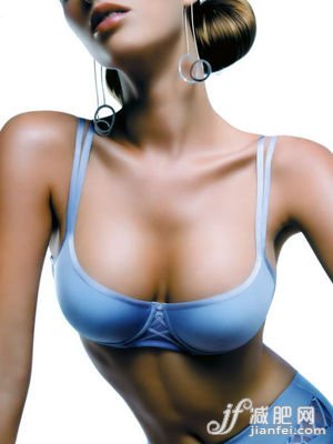 胸：豐滿、勻稱、柔韌、有彈性