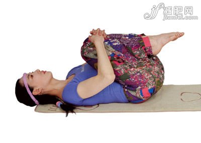 6、吸氣，曲起雙腿，雙手抱住，呼氣，壓向胸部。