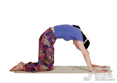 2、呼氣，放松頸部，垂頭、含胸、收縮腹肌，拱起后背，保持6秒鐘。