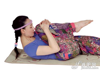 5、過渡到鼻尖貼膝。保持幾秒鐘。