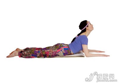 3、小臂支撐于地，緩和腰部的緊張不適感。